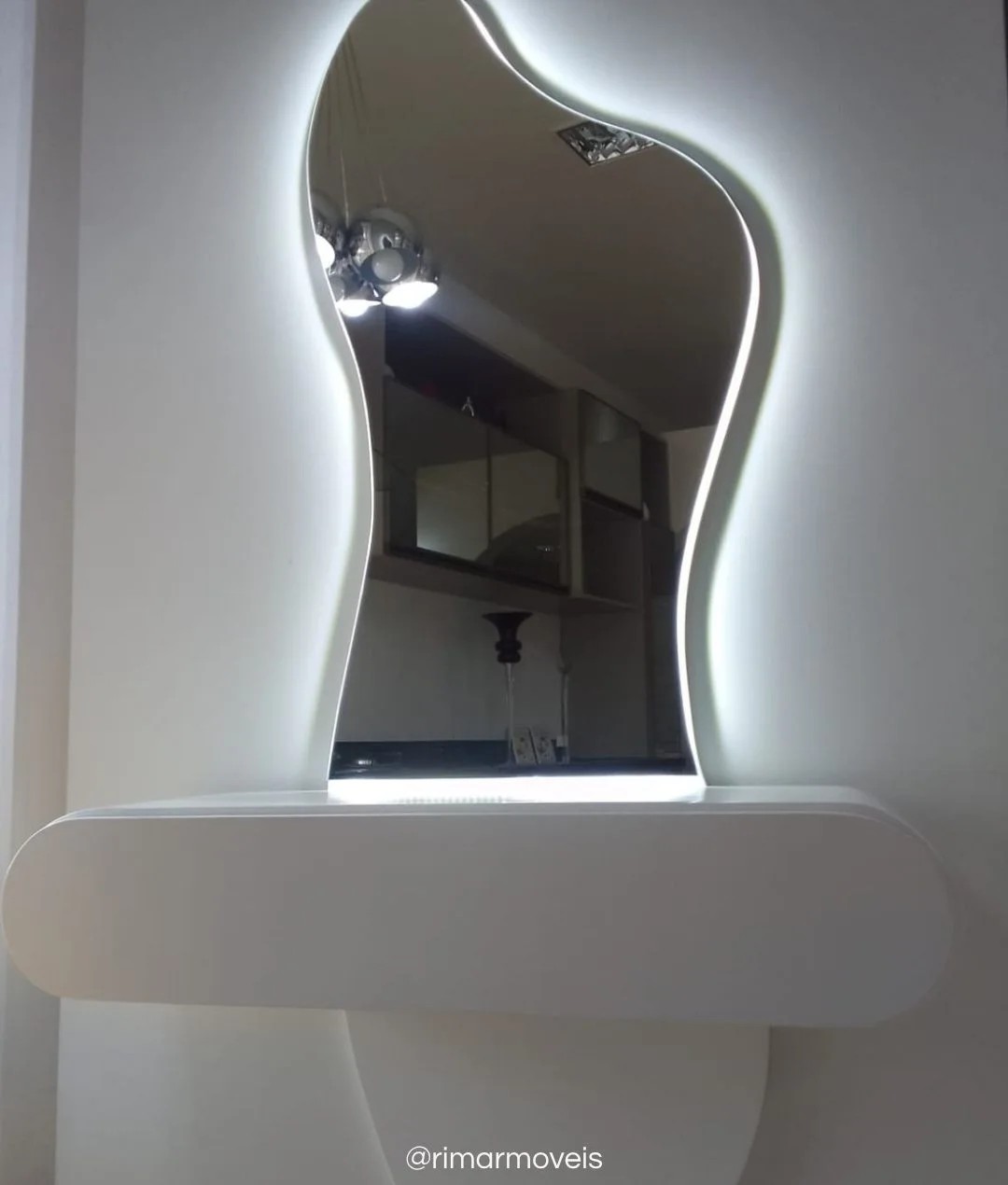 Espelho orgânico com iluminação LED backlight sobre aparador suspenso branco