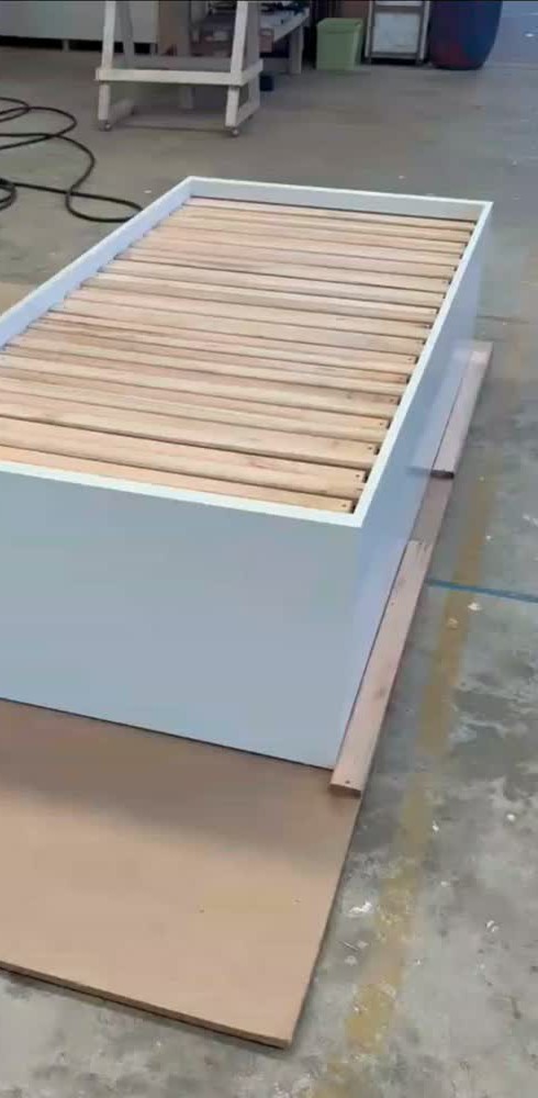 Peça de móvel recém-fabricada no galpão da Rimar Móveis em Santiago/RS
