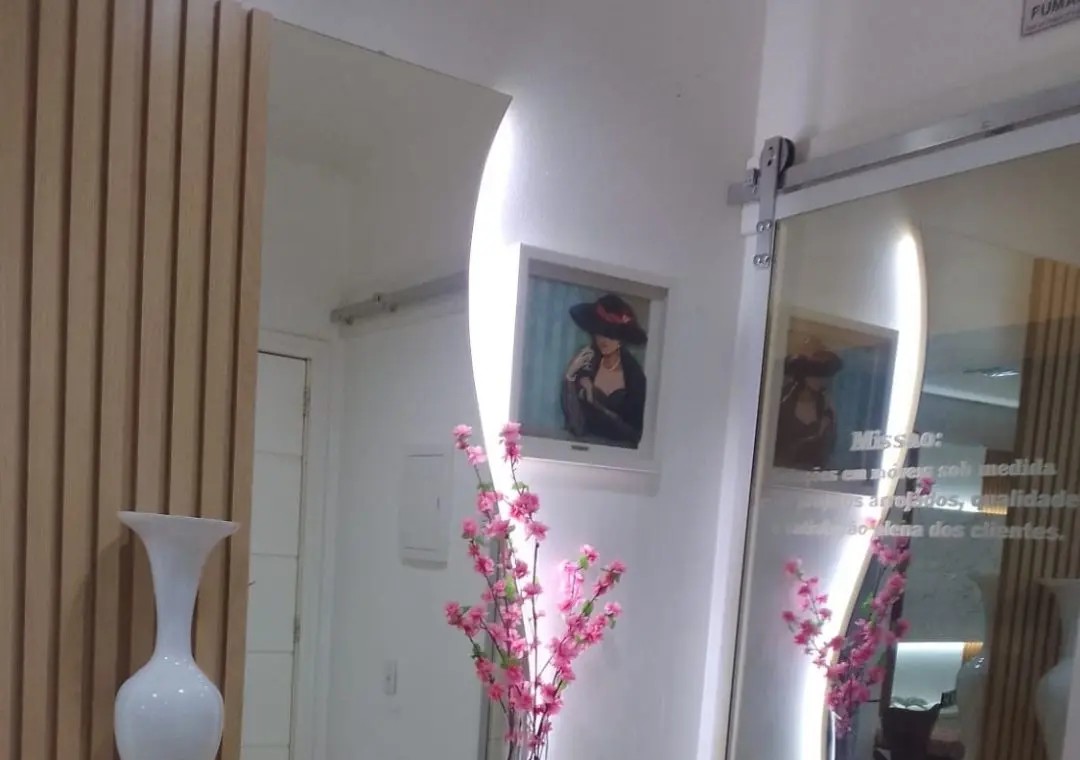 Hall de entrada com painel ripado de madeira e espelho iluminado