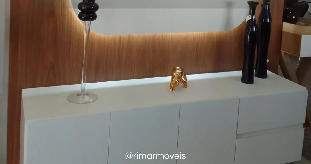 Painel de TV em madeira com iluminação embutida e buffet branco